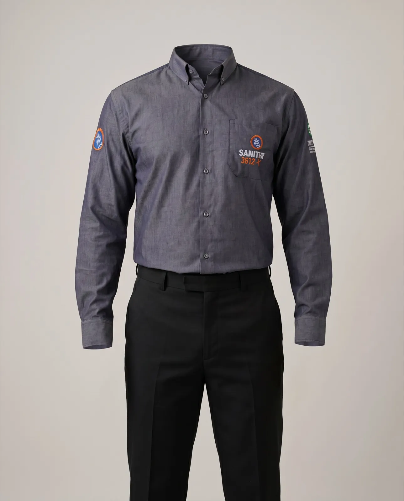 Camisa social cinza com bordado e calça preta Nasser, corpo inteiro